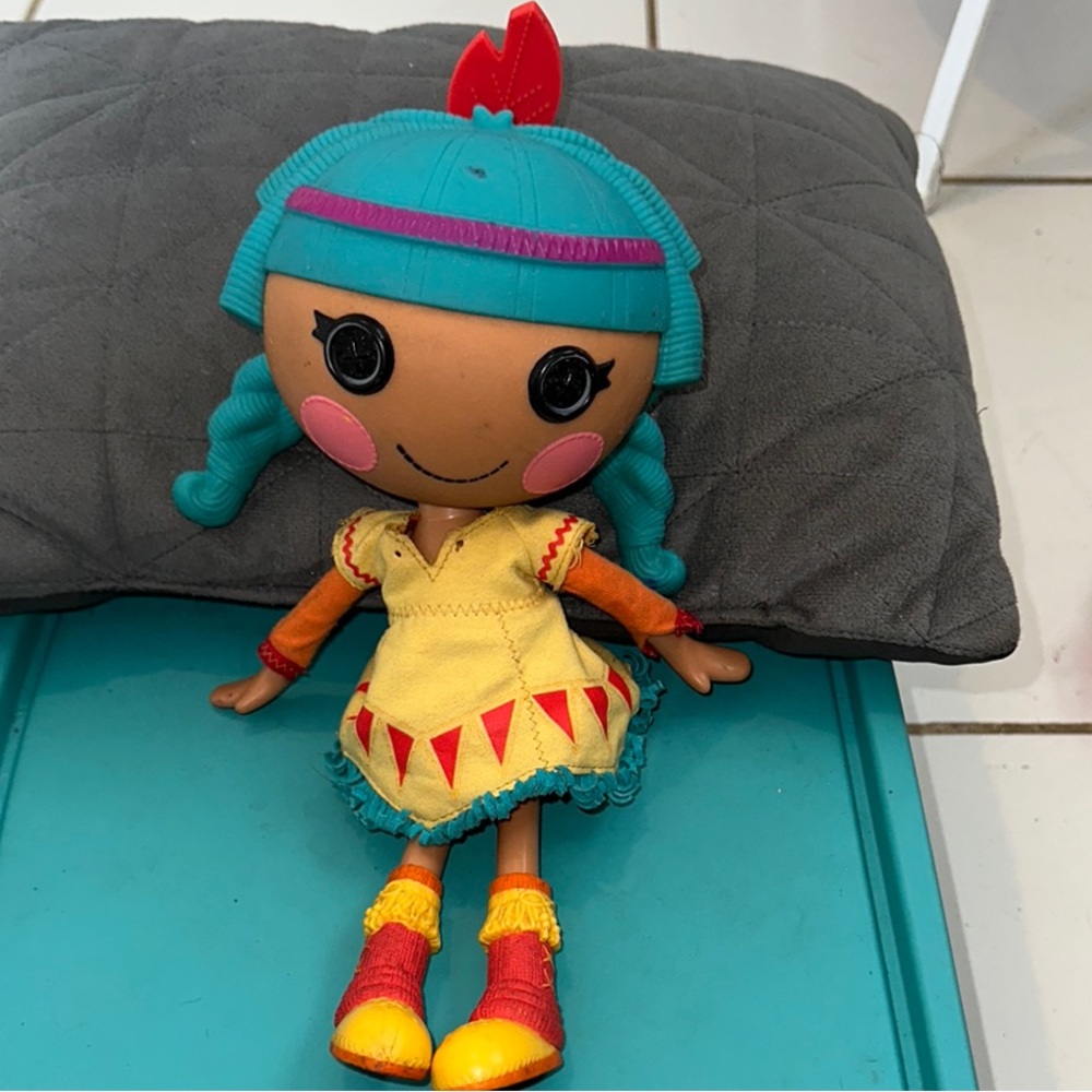 Lalaloopsy, "Feather Tell-A-Tale